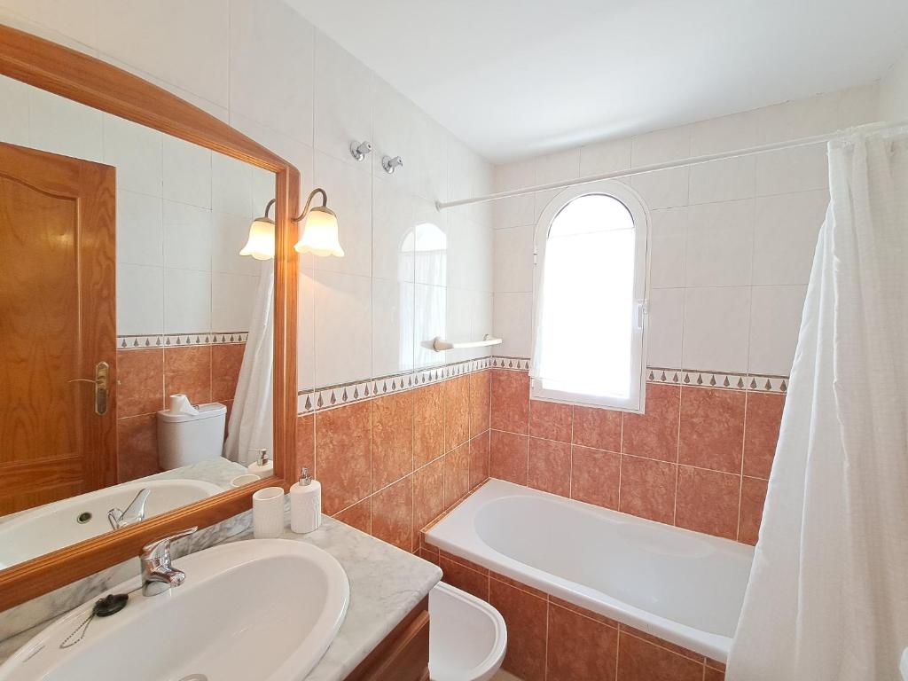 Koupelna v ubytování Apartamento Torremar Natura - Vera Playa Zona Naturista