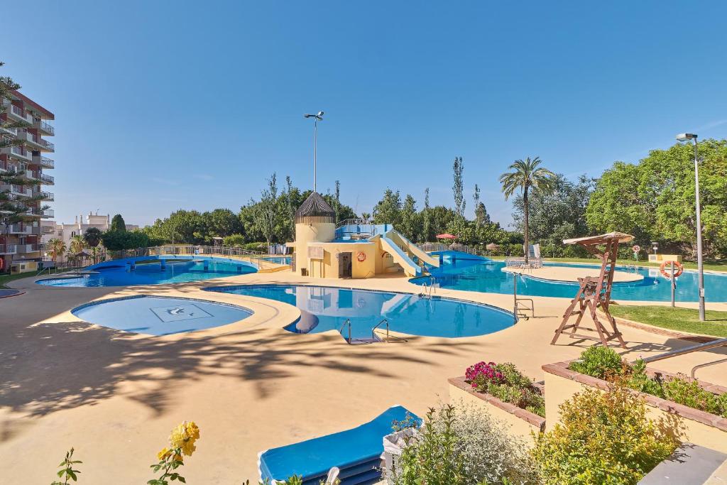 Bazén v ubytovaní Lovely Home Estudio Jupiter Piscina alebo v jeho blízkosti