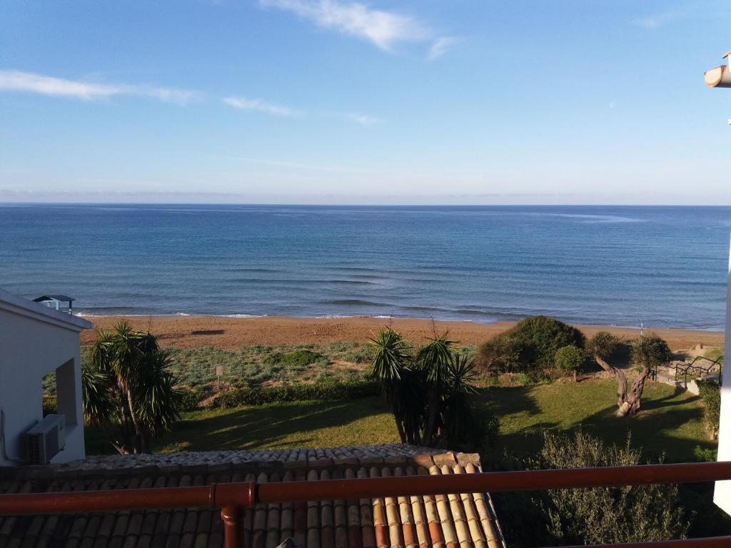 uma vista para o oceano a partir da varanda de uma casa em Corfu Glyfada Menigos Resort Home 72 em Glyfáda