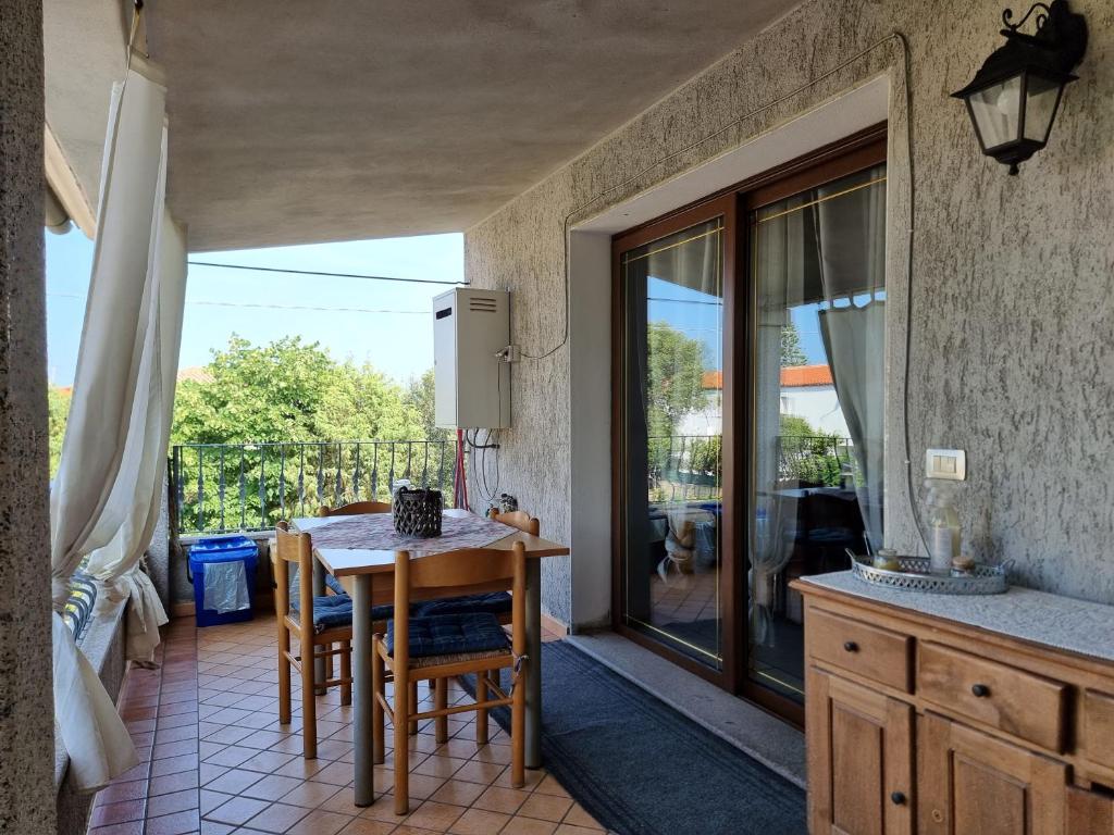 een keuken met een tafel en stoelen op een patio bij LEO'S HOUSE in Budoni
