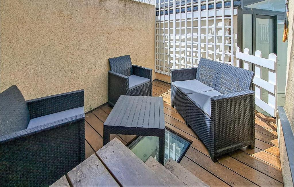 - un balcon avec des chaises et une table dans un bâtiment dans l'établissement Lovely Home In Deauville With Wifi, à Deauville