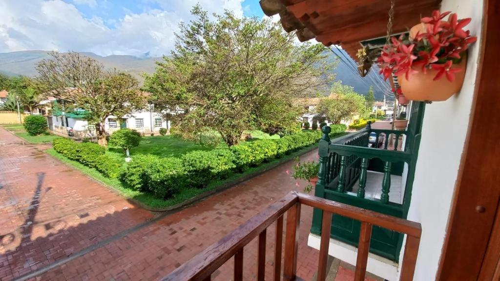 einen Balkon mit Straßenblick in der Unterkunft casa amplia y económica in Villa de Leyva