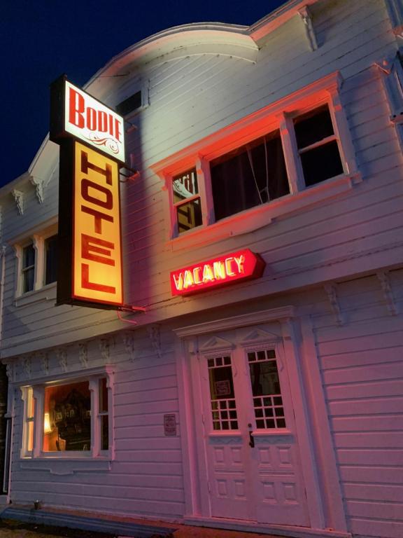 un edificio con una señal de neón y un edificio con en The Bodie Hotel, en Bridgeport