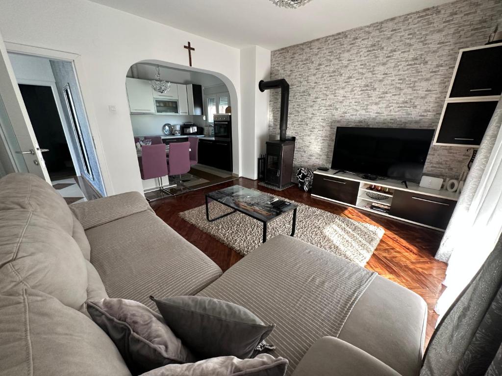 TV a/nebo společenská místnost v ubytování Danijel Apartmans