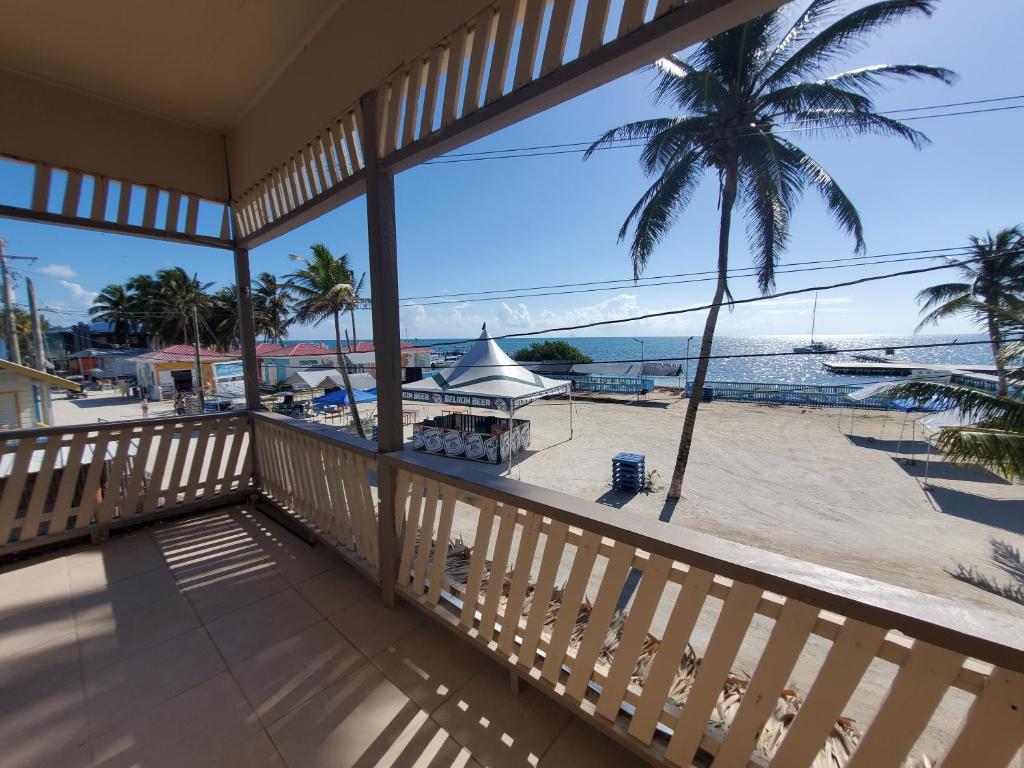 einen Balkon mit Blick auf den Strand in der Unterkunft The Bounty in Caye Caulker