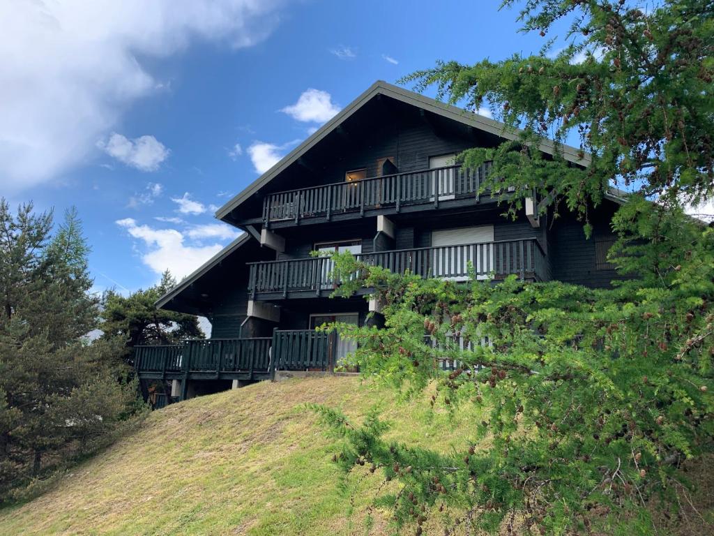 une grande maison au sommet d'une colline dans l'établissement Le Flocon d'Aurouze 522, Appartement 4 personnes, La Joue du Loup, à La Joue du Loup