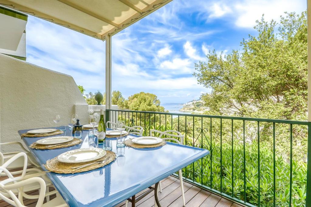 un tavolo blu su un balcone con vista sull'oceano di Gauguin 44 Almadrava Roses - Immo Barneda a Roses