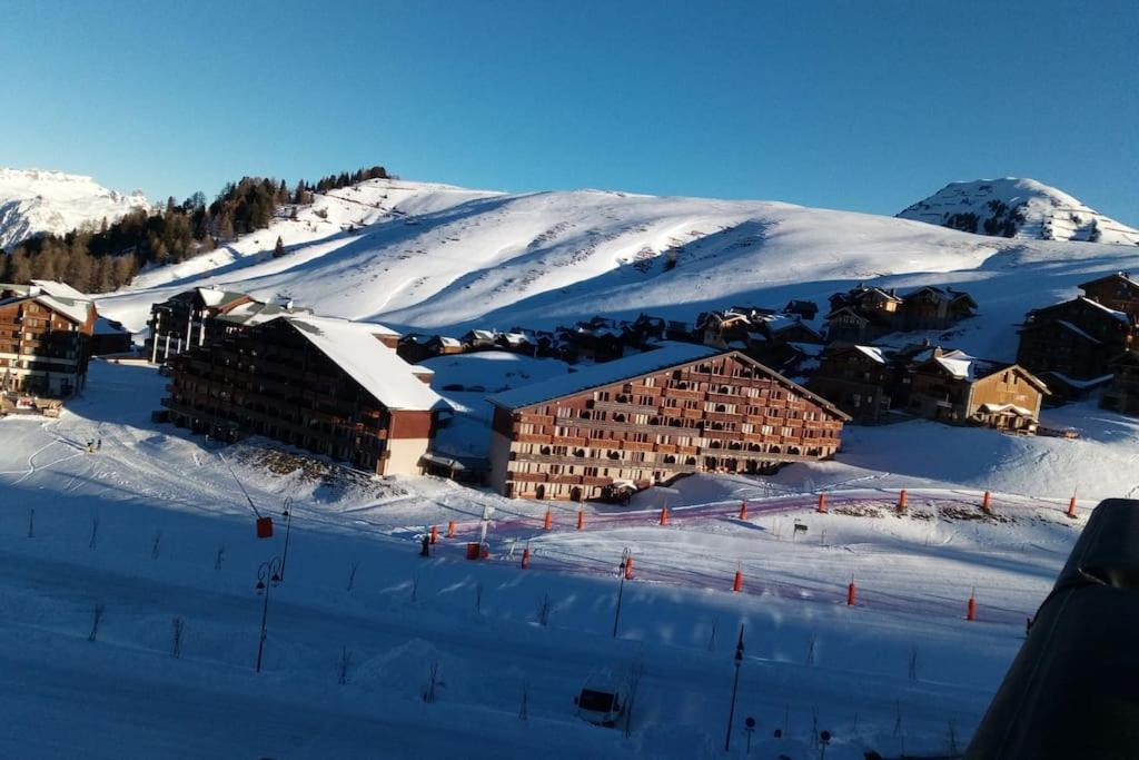 una estación de esquí en una montaña cubierta de nieve en Plagne Soleil - Montsoleil -Ski aux pieds-5 personnes, en Plagne Villages