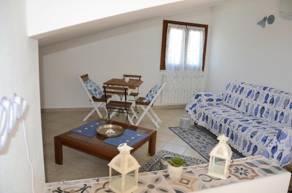 ein Wohnzimmer mit einem Sofa und einem Tisch in der Unterkunft Casa Vittorina in Pula