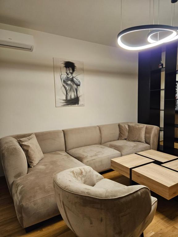 ein Wohnzimmer mit einem Sofa und einem Tisch in der Unterkunft ADAV Luxus Apartment in Visoko