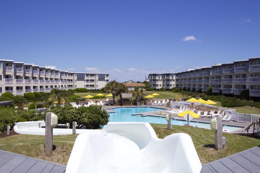 Blick auf ein Resort mit Pool in der Unterkunft A Place at the Beach III, a VRI resort in Atlantic Beach