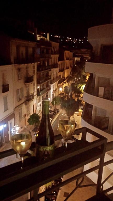 - une bouteille de vin et deux verres sur une livre dans l'établissement Ciel de Cannes, à Cannes