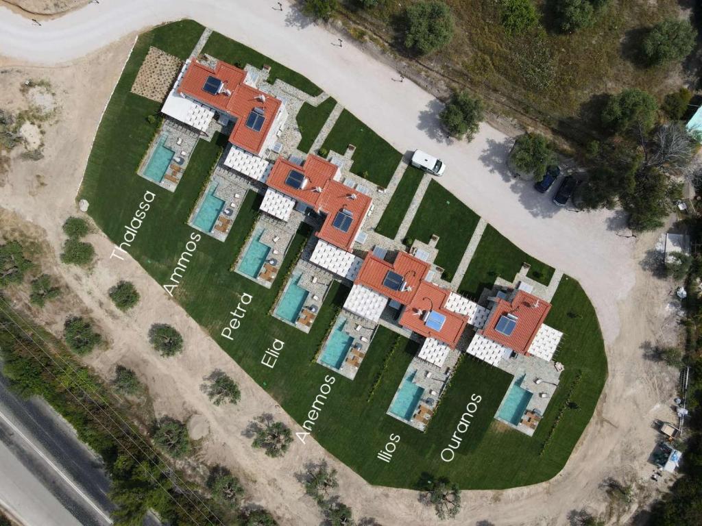 eine Luftansicht eines Hauses mit Rot in der Unterkunft NOCE Luxury Villas Resort in Vourvourou