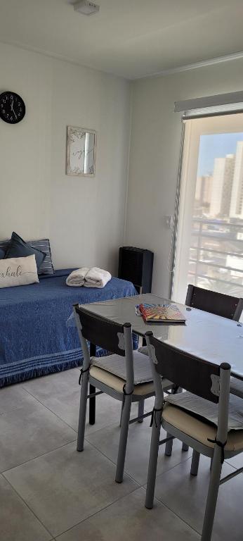 Habitación con mesa, 2 sillas y 1 cama en Departamento temporal por día y/o semana en Bahía Blanca