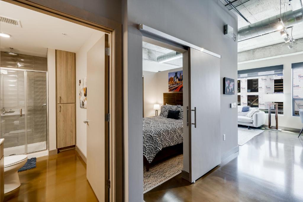 um quarto com uma cama e uma porta de vidro deslizante em Sable 27 - One Bedroom em Minneapolis