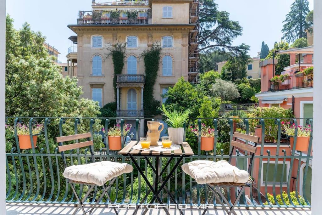 uma mesa e cadeiras numa varanda em frente a um edifício em Casa Yubi by PortofinoVip em Santa Margherita Ligure