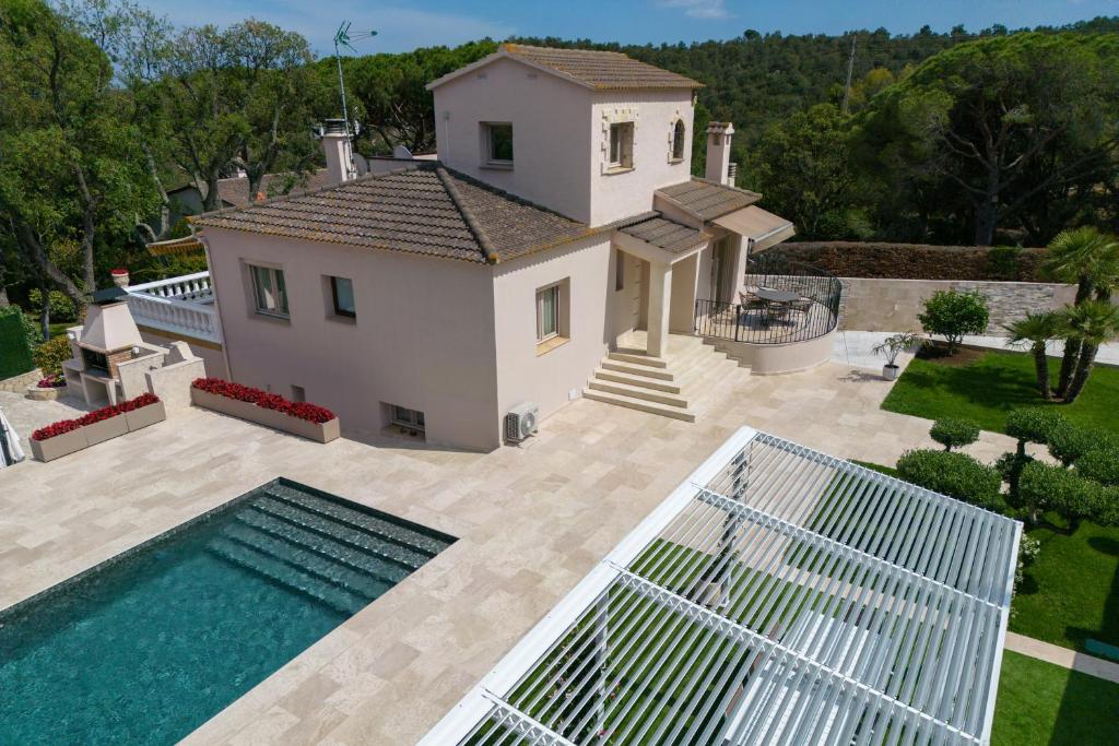 una vista aérea de una casa con piscina en Casa Malvina en Calonge
