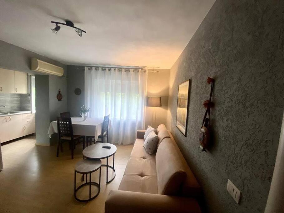 un soggiorno con divano bianco e tavolo di Apartament in center Tirane a Tirana