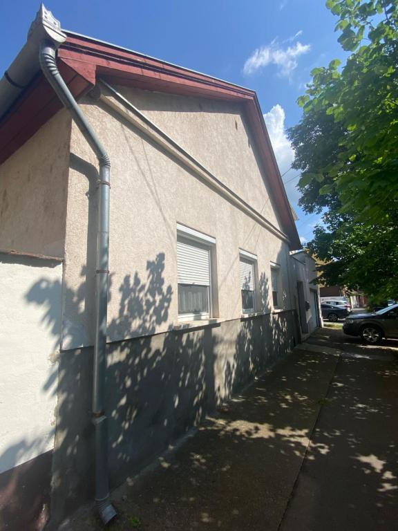 una tubería en el lateral de un edificio en Repi-Tár apartman, en Szolnok