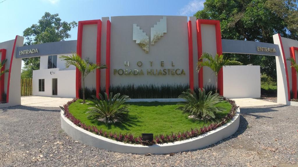 un bâtiment avec un panneau indiquant des mousquetaires unis dans l'établissement Hotel Posada Huasteca, à Tamazunchale