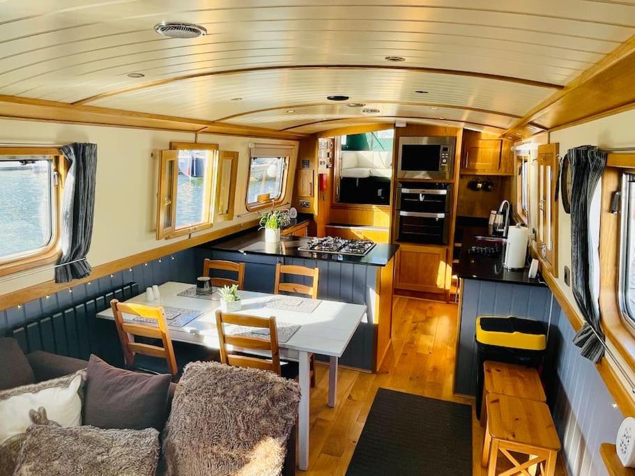 eine Küche und ein Esszimmer in einem Wohnwagen in der Unterkunft Lovely 2-Bedroom Barge Brunswick Dock Liverpool! in Liverpool