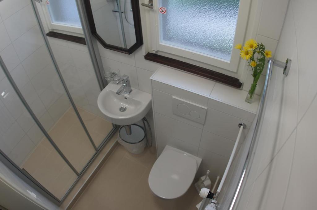 Koupelna v ubytování B&B Schönörtli