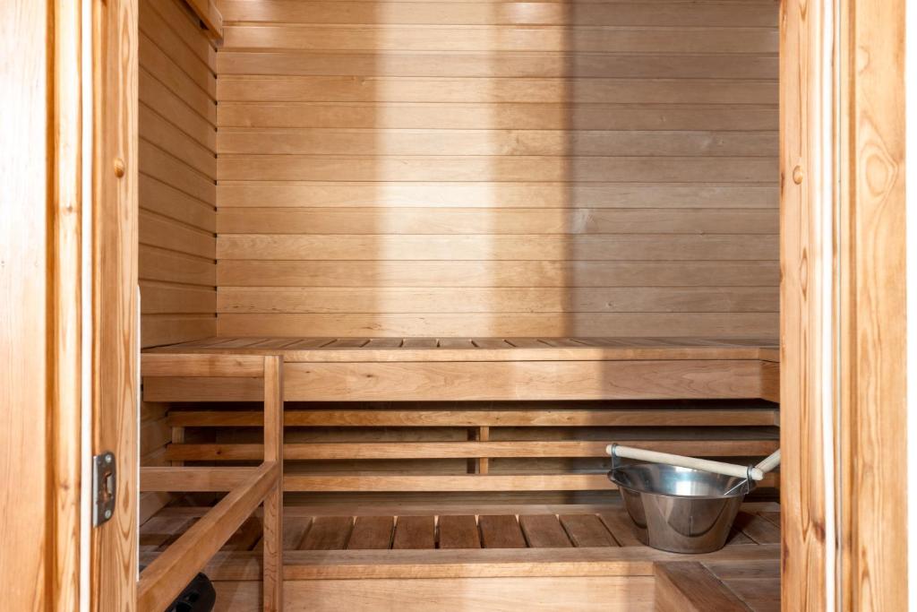 een sauna met een kom erin bij 2ndhomes Helsinki Center 2BR 103 m2 Deluxe Apartment with Sauna and Balcony in Helsinki