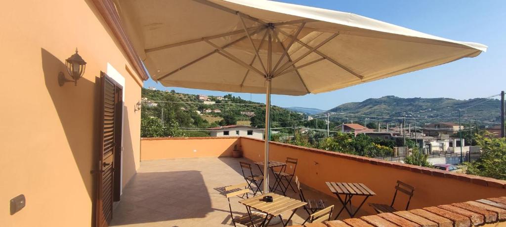 eine Terrasse mit einem Tisch und einem Sonnenschirm in der Unterkunft Petranova Affittacamere B&b in Agropoli