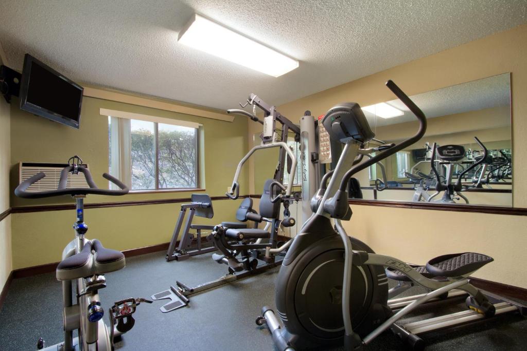 Super 8 by Wyndham Homewood Birmingham Area photo
