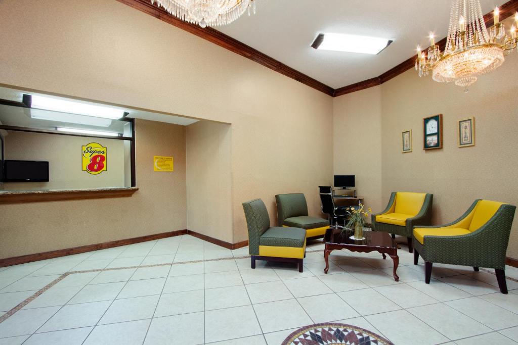 Super 8 by Wyndham Homewood Birmingham Area photo