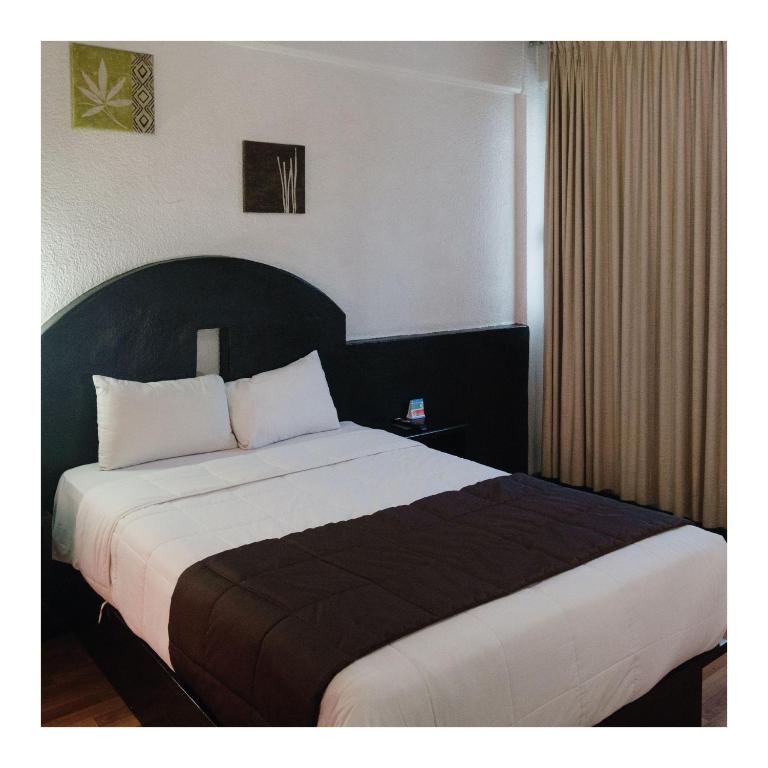 Postel nebo postele na pokoji v ubytování Hi Hotel Impala Queretaro