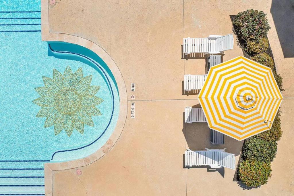 una vista aérea de una sombrilla junto a una piscina en Quiet coastal home w gorgeous patio, steps from beach, en Port Aransas