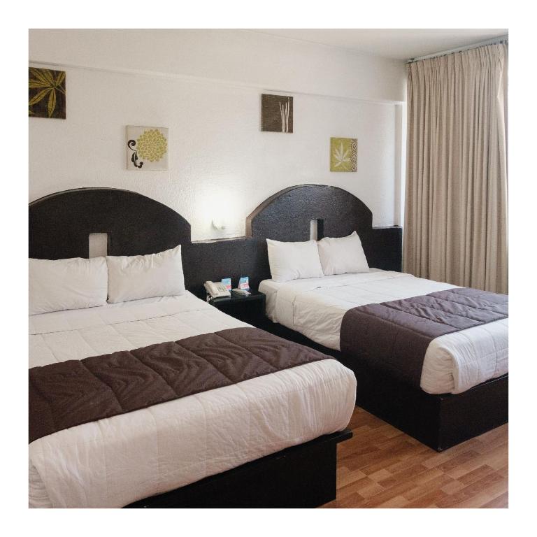 Postel nebo postele na pokoji v ubytování Hi Hotel Impala Queretaro