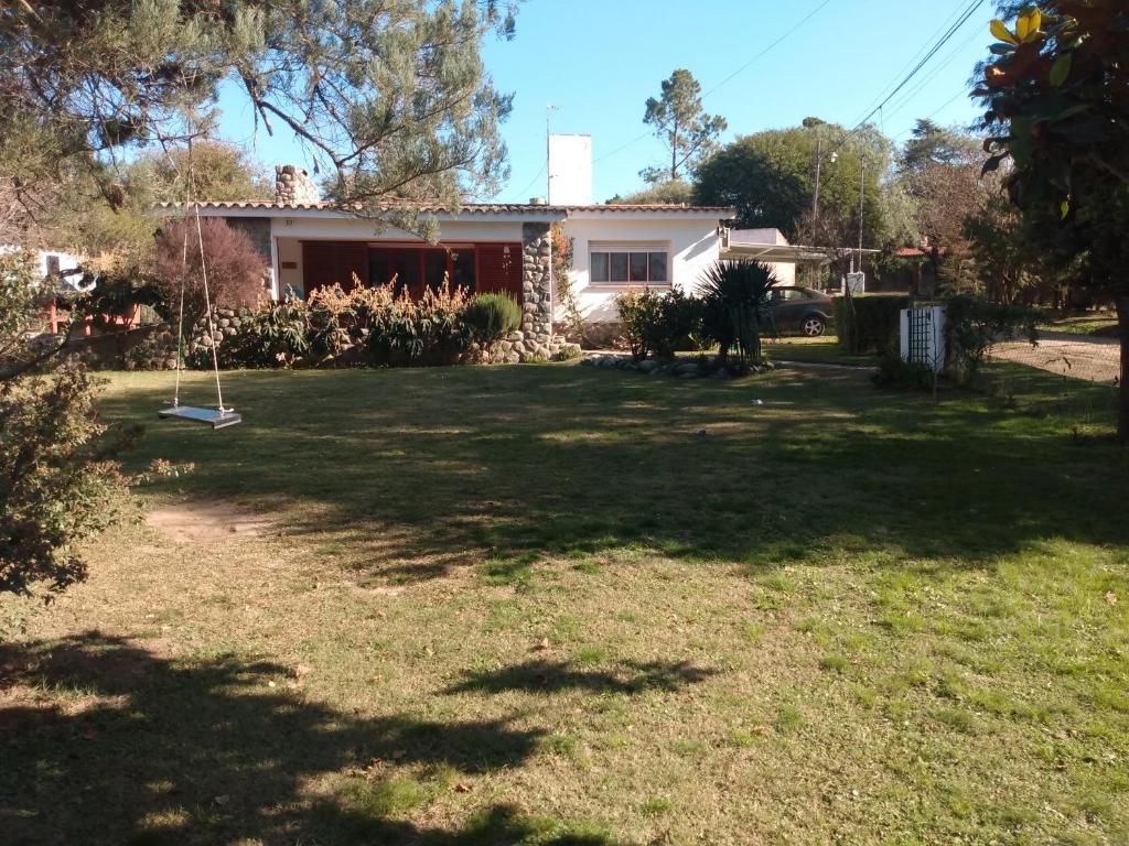 a house with a large yard with a yard at Villa Coca -Los Jilgueros- in La Bolsa