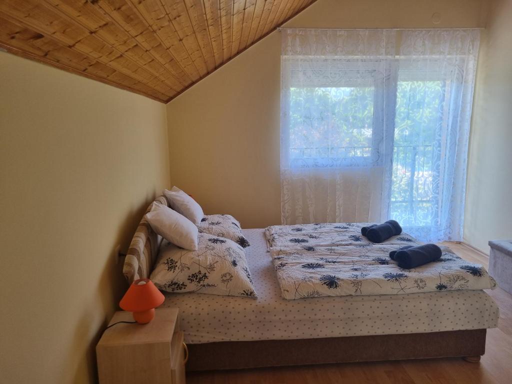 Posteľ alebo postele v izbe v ubytovaní Lilian apartmanház