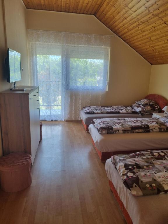 Posteľ alebo postele v izbe v ubytovaní Lilian apartmanház