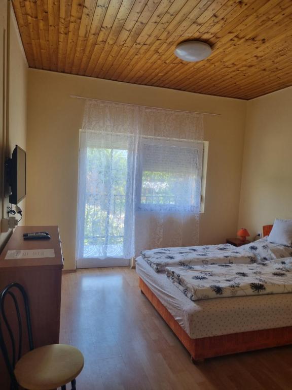 Posteľ alebo postele v izbe v ubytovaní Lilian apartmanház