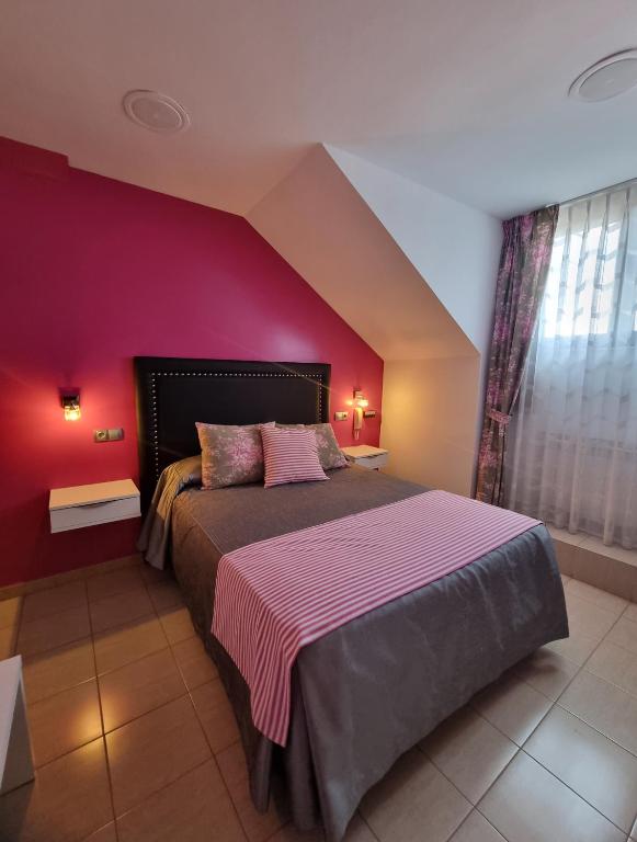 Postel nebo postele na pokoji v ubytování Hostal Sainz