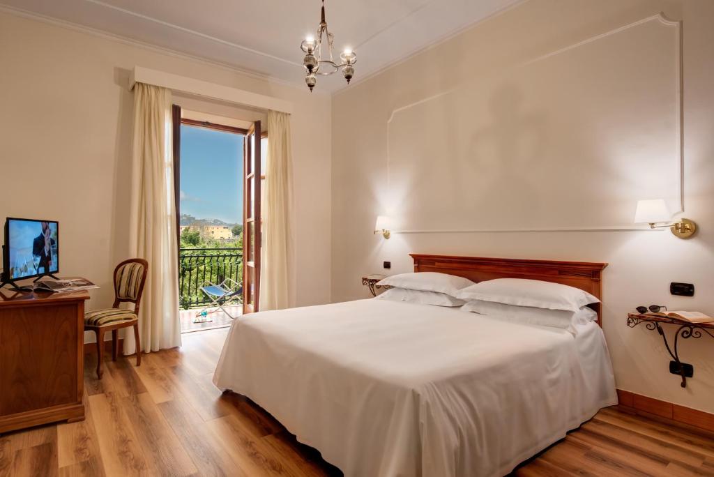 Postel nebo postele na pokoji v ubytování Majestic Palace Hotel