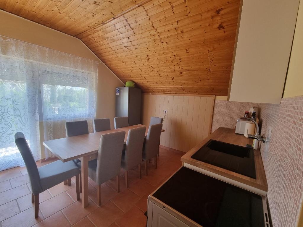 Kuchyňa alebo kuchynka v ubytovaní Lilian apartmanház