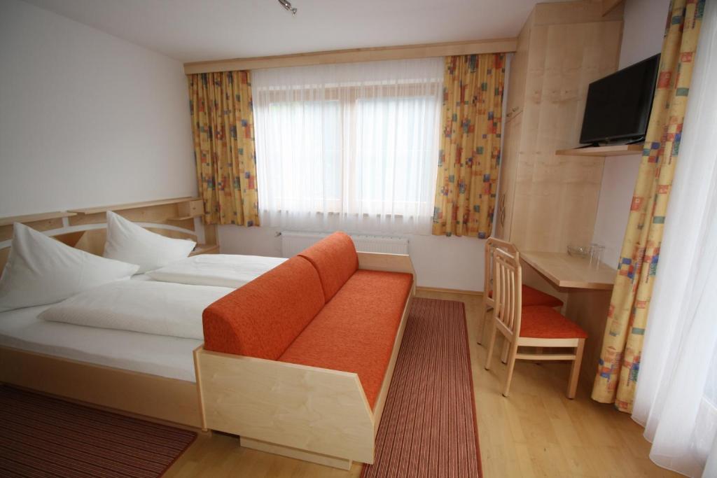 TV a/nebo společenská místnost v ubytování Hotel Garni Haus Anita