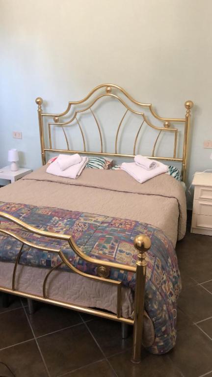 uma cama com duas toalhas em cima em Il Vicolo em Buti