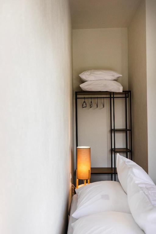 Postel nebo postele na pokoji v ubytování Dohos Skiathos Suites