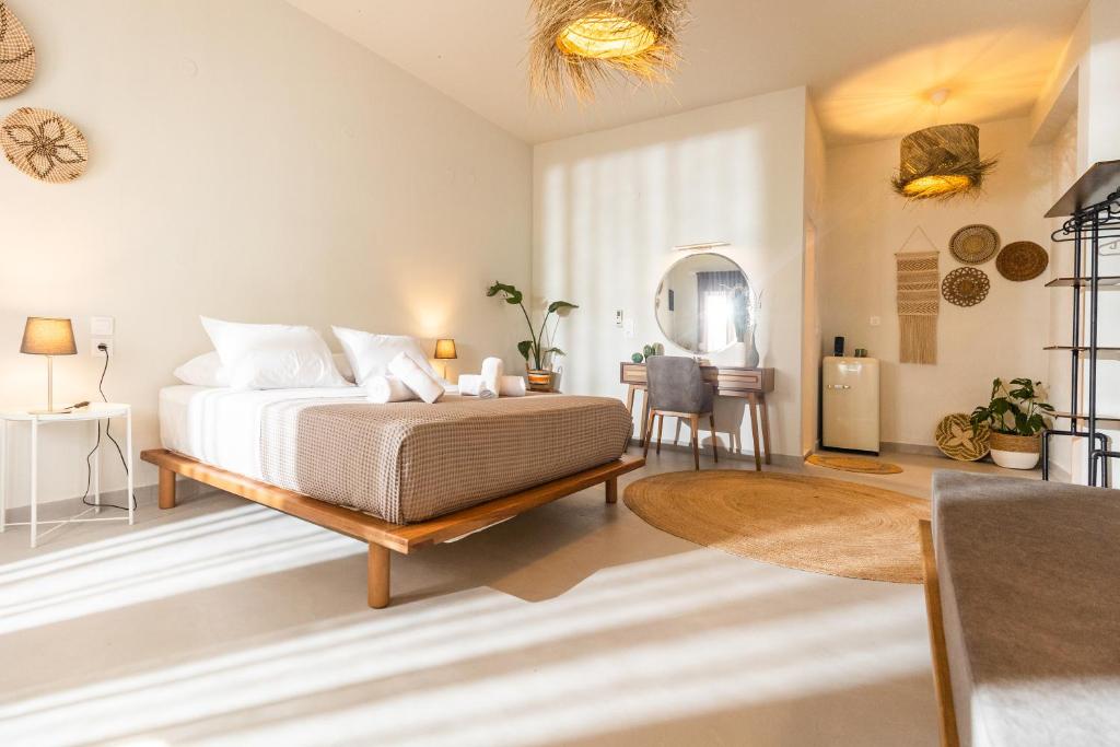 Ένα ή περισσότερα κρεβάτια σε δωμάτιο στο Dohos Skiathos Suites