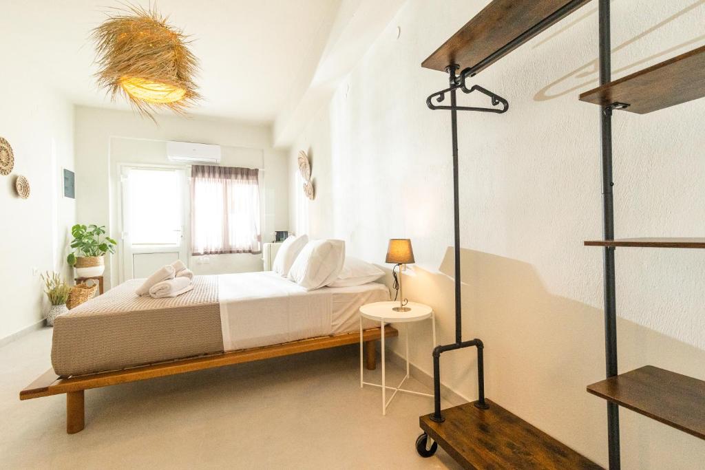 Postel nebo postele na pokoji v ubytování Dohos Skiathos Suites