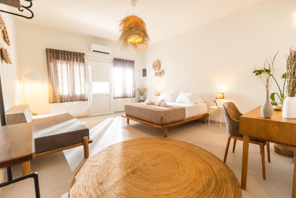 Postel nebo postele na pokoji v ubytování Dohos Skiathos Suites