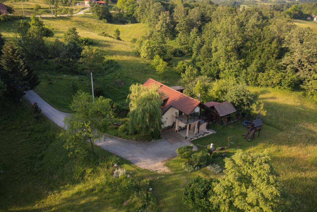 eine Luftansicht eines Hauses auf einem Feld in der Unterkunft Apartment Mia in Slunj