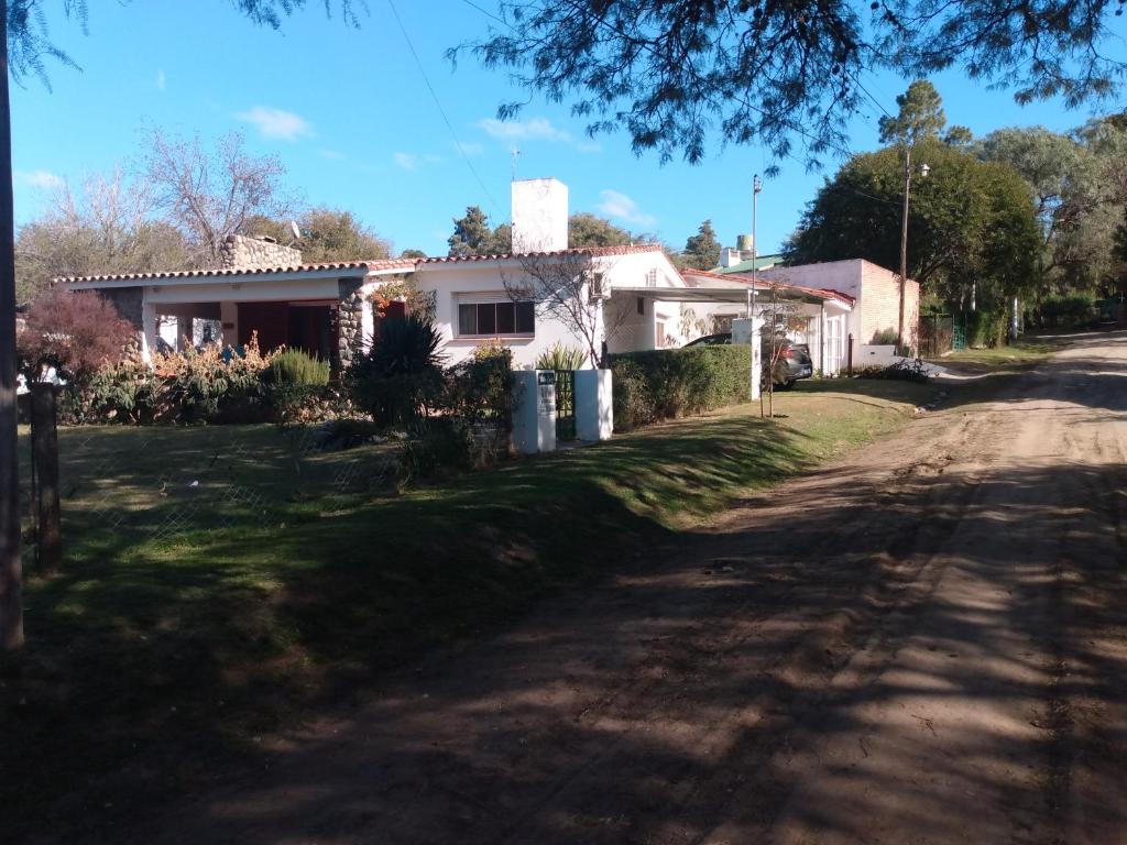 una casa al lado de una carretera en Villa Coca-Los Agapantos- en 