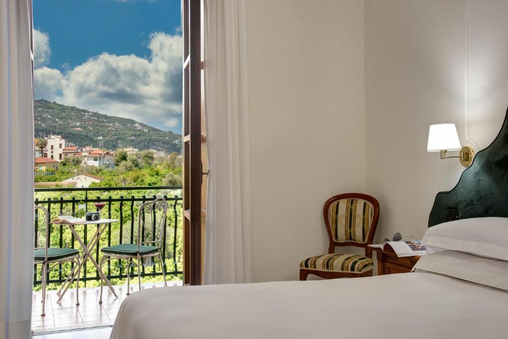 Nespecifikovaný výhled na hory nebo výhled na hory při pohledu z hotelu