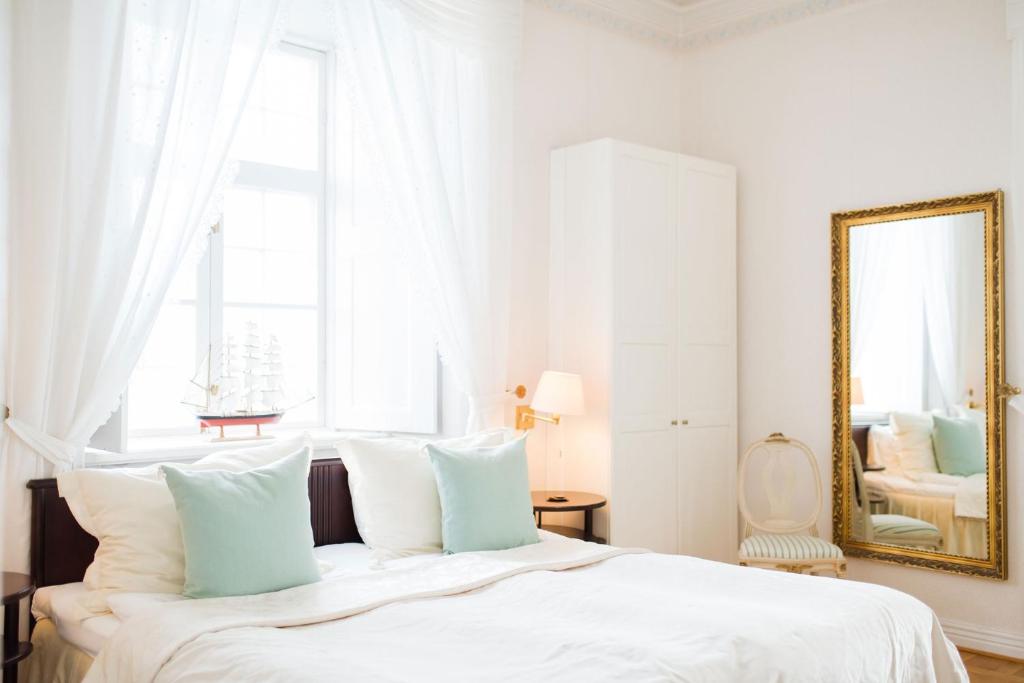 Postel nebo postele na pokoji v ubytování Mauritzbergs Slott & Golf